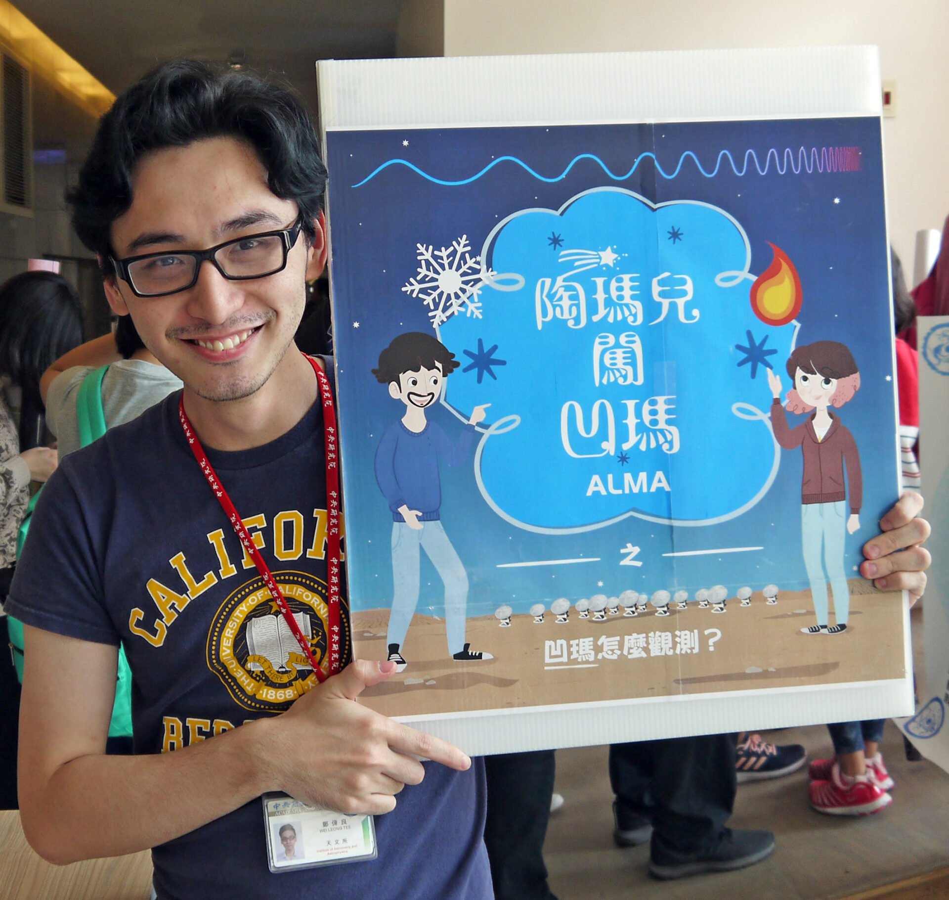 “Talma”, el personaje de cómic creado por ALMA para sus publicaciones infantiles, conquista el corazón de los niños en una feria de difusión científica en Taiwán. © ALMA (ESO/NAOJ/NRAO)