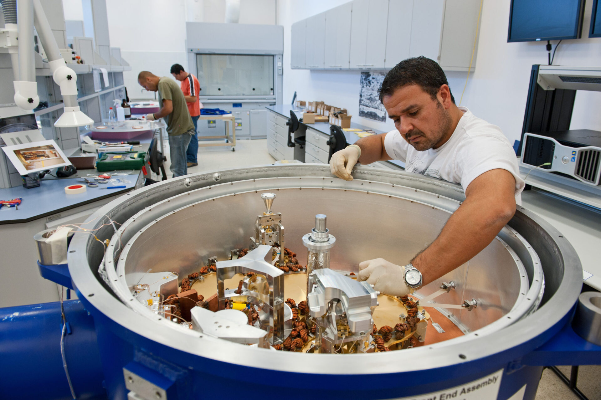 Técnicos trabajando en sala de criogenia y vacío. © Max Alexander (ESO)