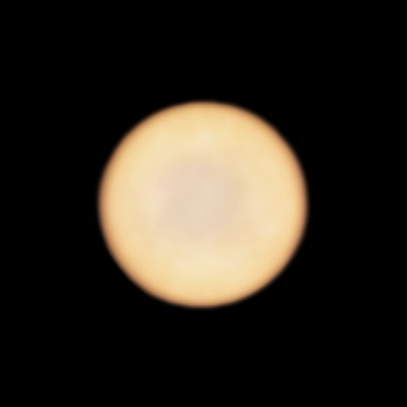 Esta nueva imagen de ALMA (Atacama Large Millimeter/submillimeter Array) muestra al planeta Venus. Más que una característica real del planeta, la irregularidad del disco puede deberse a la respuesta que da el interferómetro ante la emisión, intensamente brillante, de Venus, lo que hace que sea difícil tomar muestras precisas de las escalas más grandes. Crédito: ALMA (ESO/NAOJ/NRAO), Greaves et al.