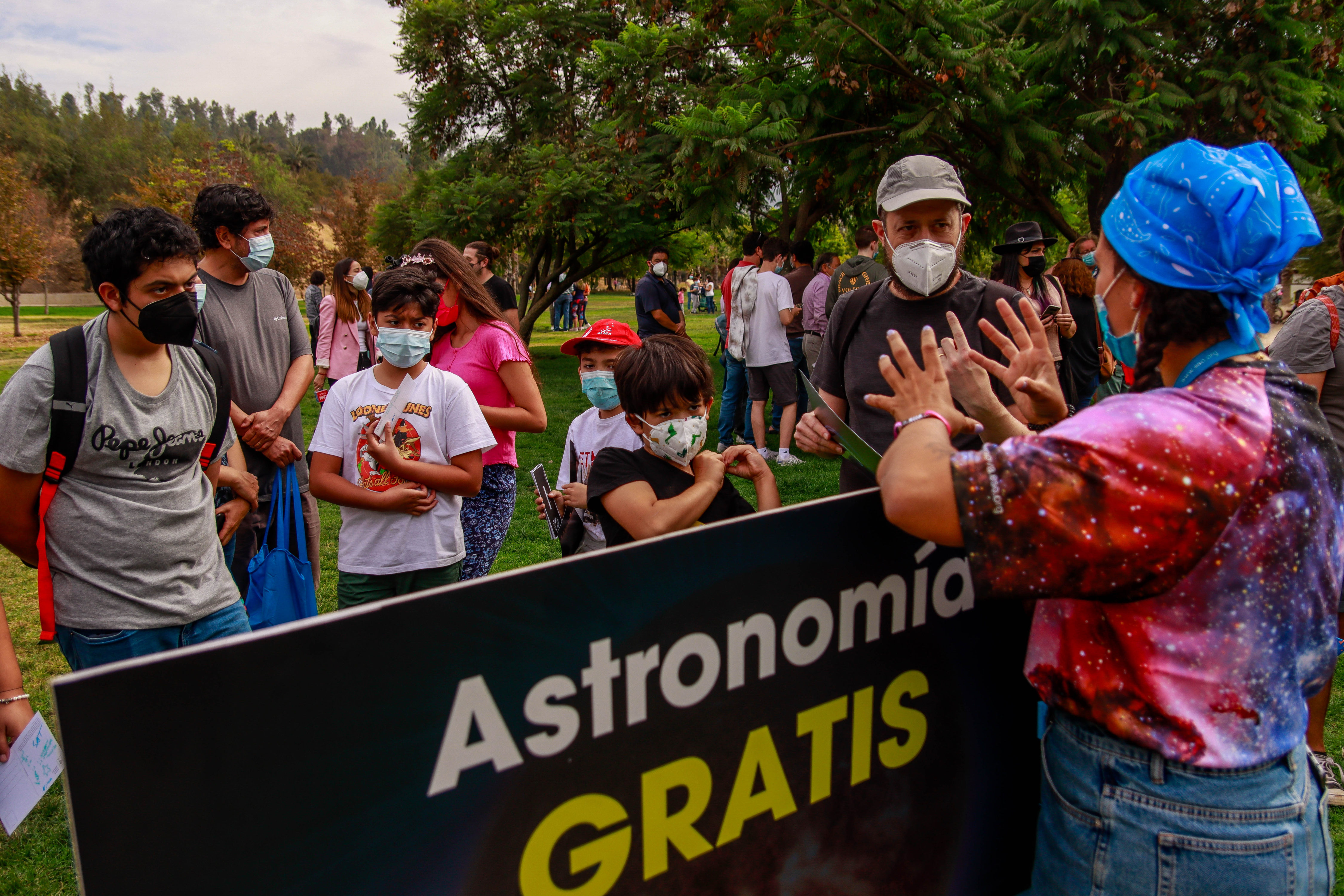 ¸After more than two years without holding face-to-face events due to the pandemic, the ALMA observatory together with its partners ESO, NRAO and NAOJ decided to meet the public last Saturday, March 19, this time at the Bicentennial Park in Vitacura, to celebrate Astronomy Day in Chile.
