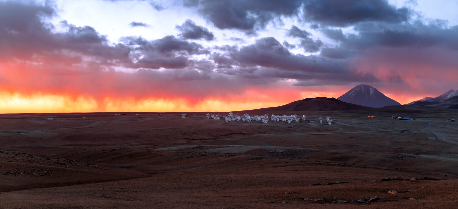 Panoramic view of the Chajnantor Plateau and antennas