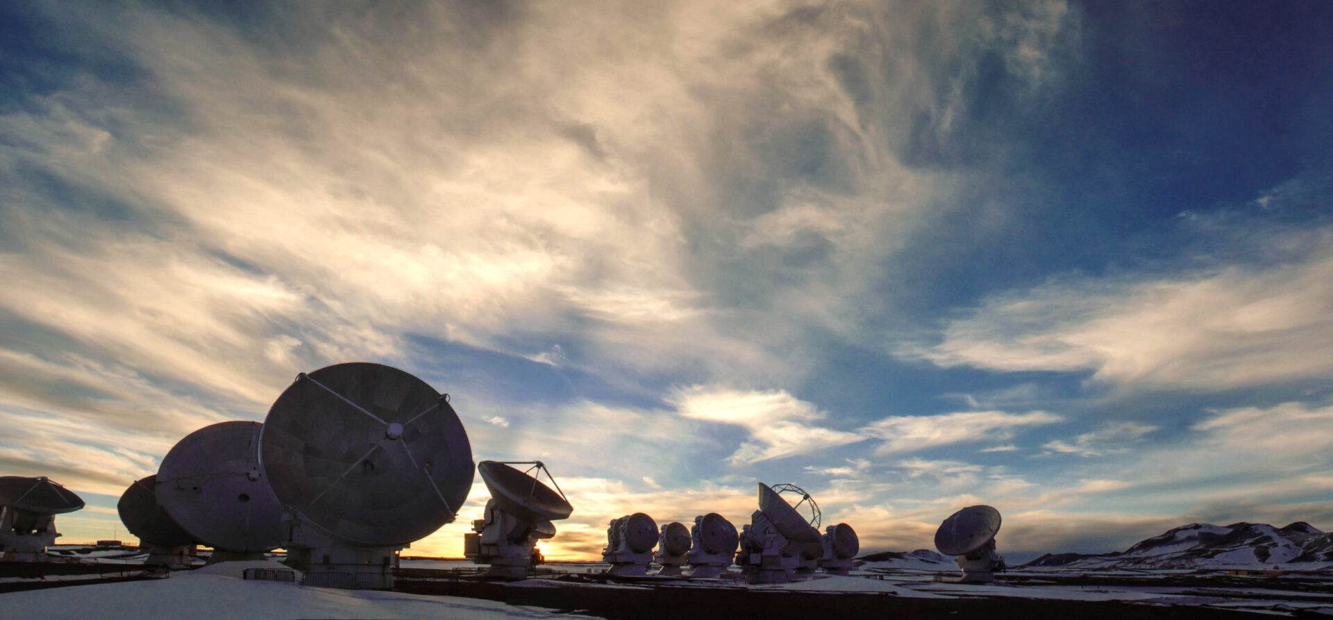Las antenas de ALMA captan ondas de radio