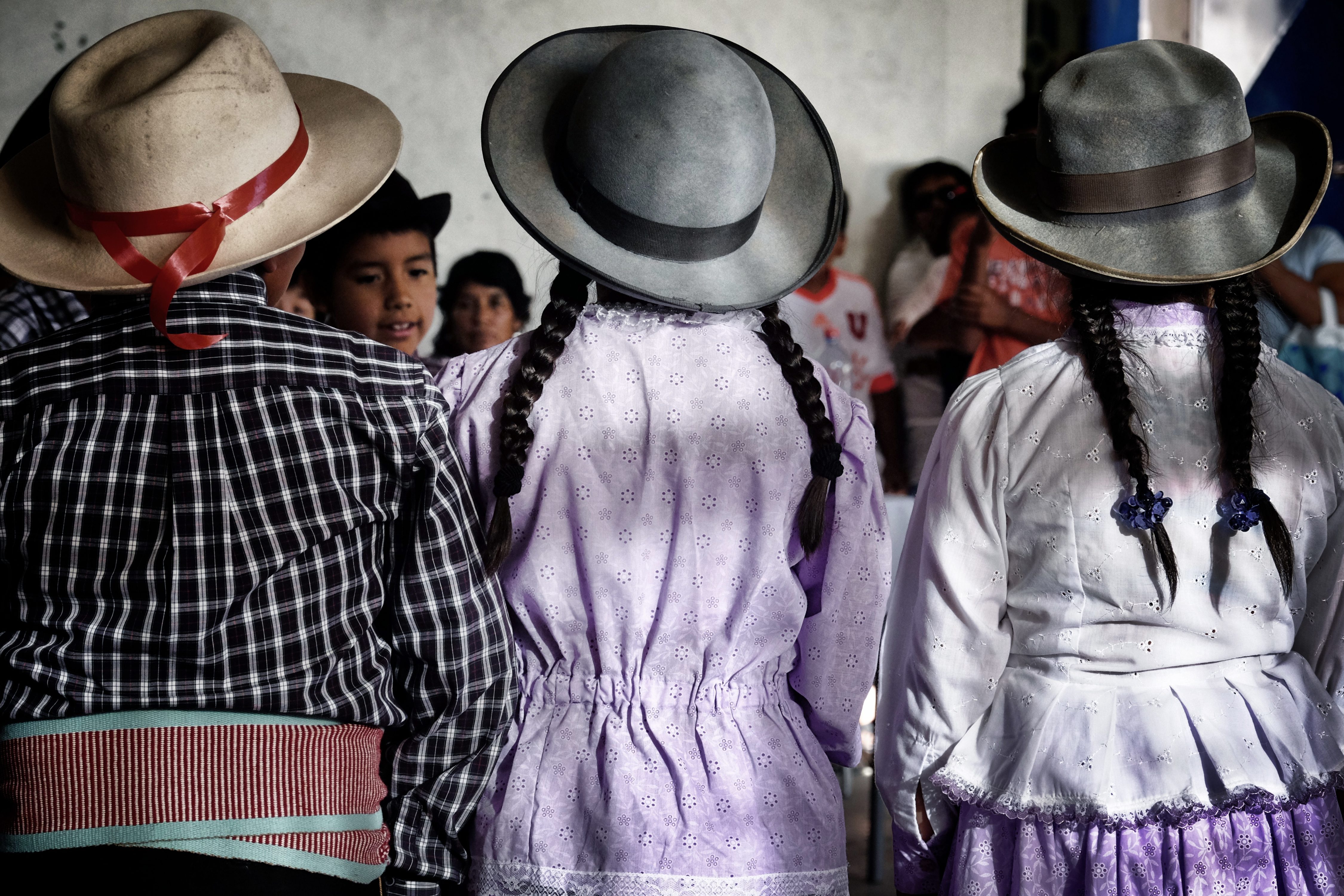 ALMA ha mantenido estrechas relaciones con las comunidades locales de Atacama y las ha estado apoyando en diferentes proyectos a través de los años a través de fondos de subvenciones. En esta foto, un grupo de niños de Toconao se prepara para una presentación / ceremonia tradicional. Crédito: R. Bennett – ALMA (ESO / NAOJ / NRAO)