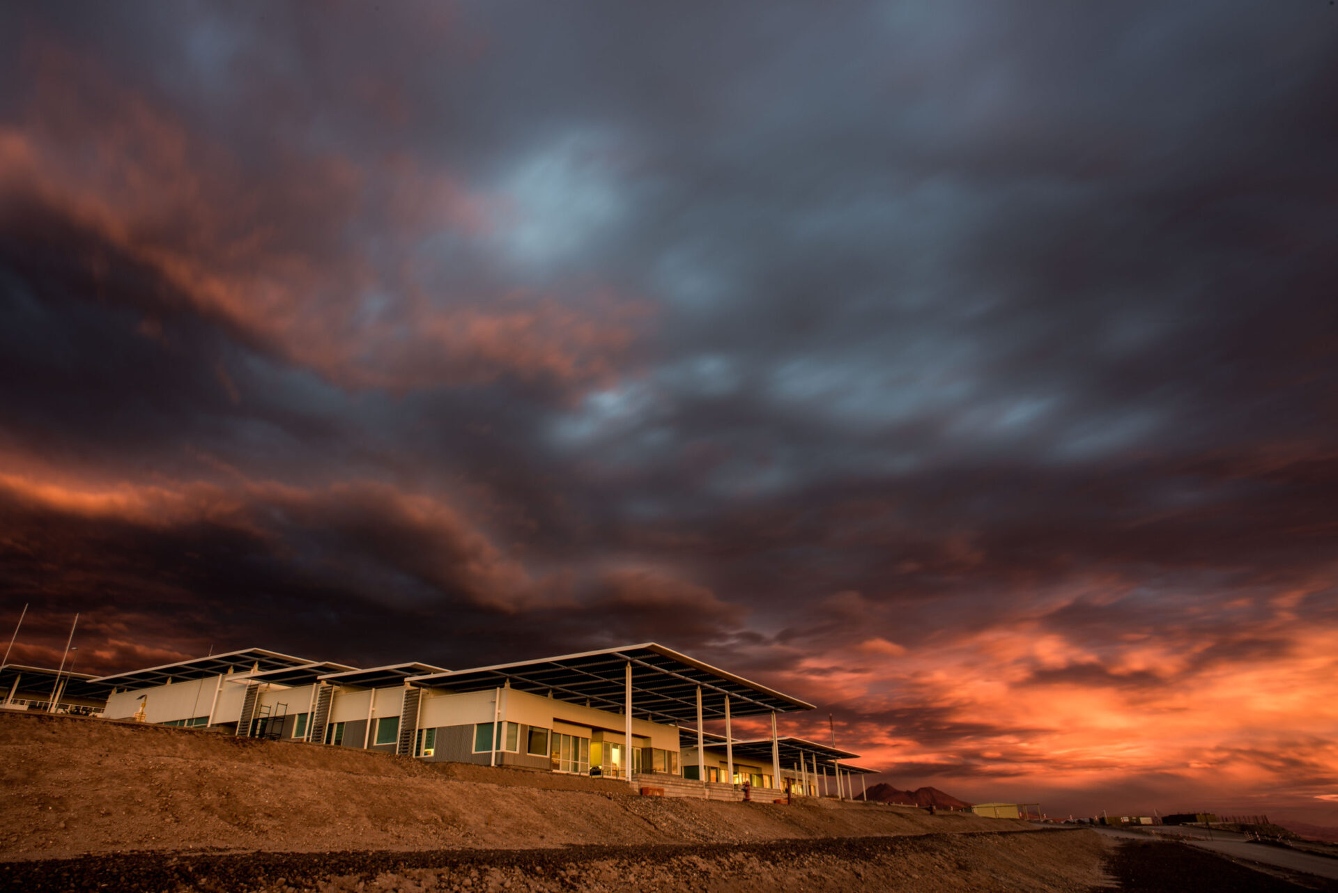 Nubes tormentosas cubren el cielo sobre el ALMA OSF