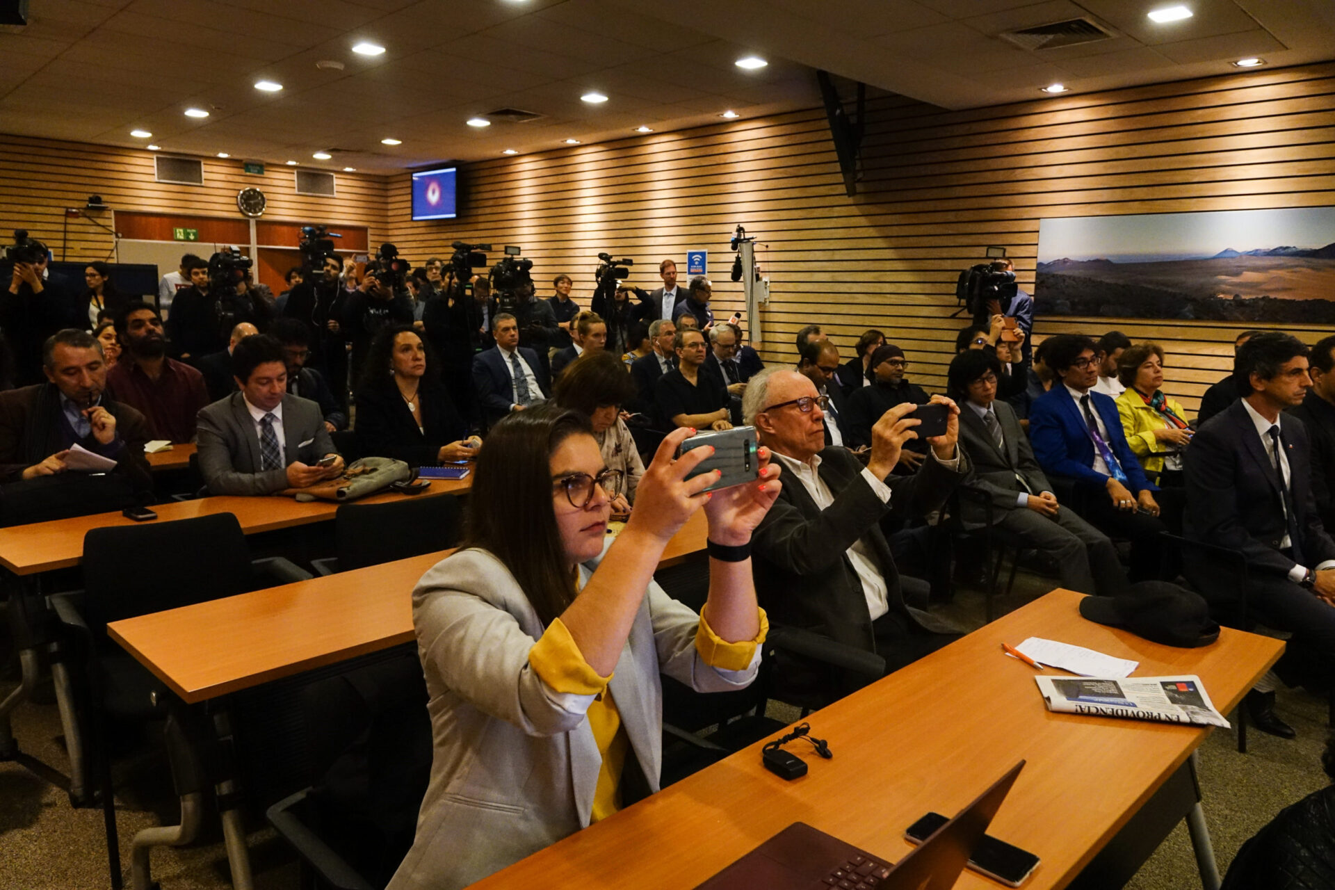 La importante conferencia de prensa primera imagen de un agujero negro