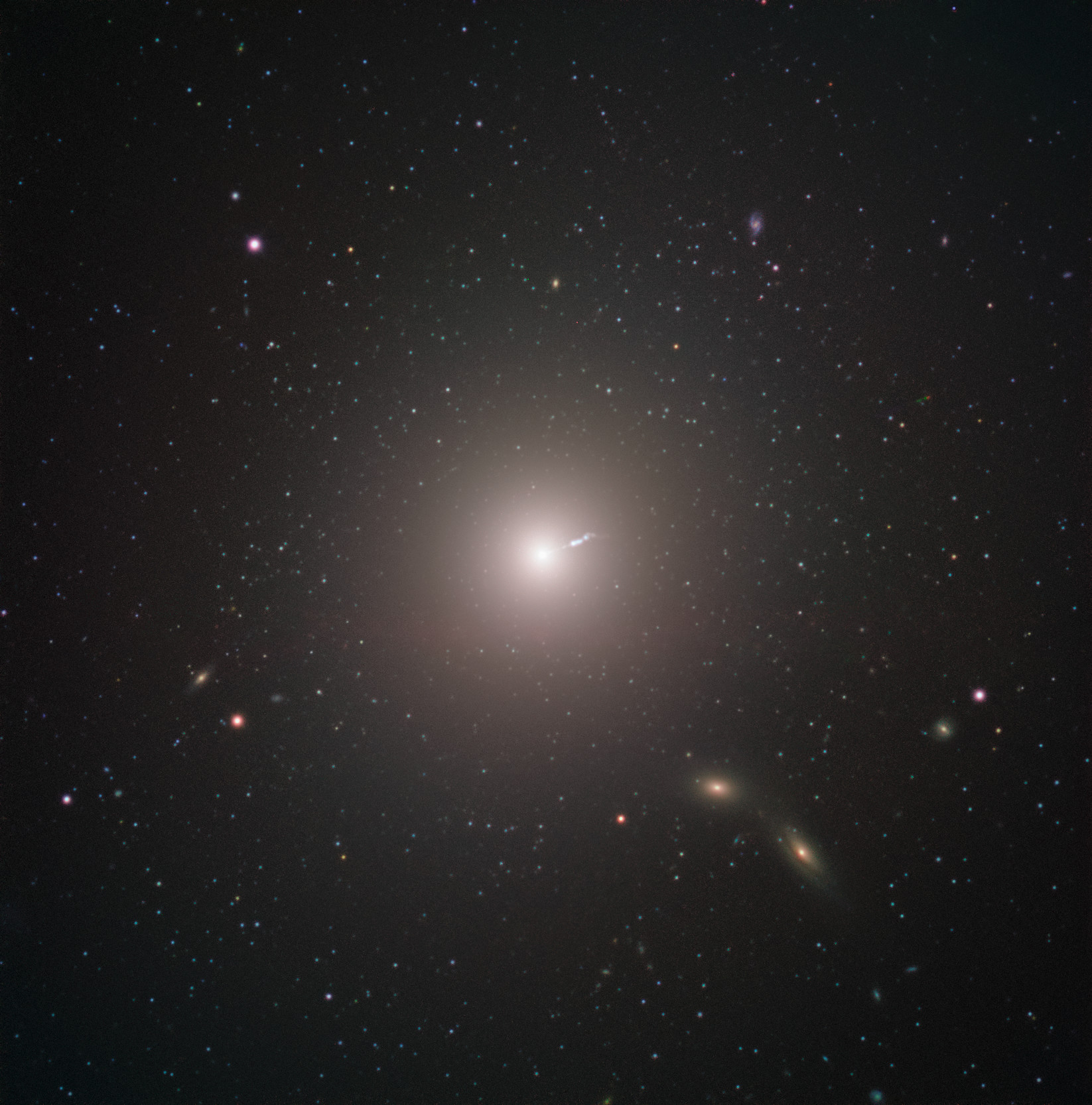 M87 es una enorme galaxia elíptica situada a unos 55 millones de años luz de la Tierra, visible en la constelación de Virgo. Esta imagen fue captada por el instrumento FORS2, instalado en el VLT (Very Large Telescope) de ESO, como parte del programa Joyas cósmicas de ESO, una iniciativa de divulgación que utiliza los telescopios de ESO para producir imágenes de objetos interesantes, enigmáticos o visualmente atractivos, con un fin educativo y divulgativo. El programa hace uso de tiempo de telescopio que no puede utilizarse para observaciones científicas, generando impresionantes imágenes de algunos de los objetos más sorprendentes en el cielo nocturno. En caso de que los datos obtenidos sean útiles para su uso científico en el futuro, estas observaciones se conservan y se ponen a disposición de los astrónomos a través de los archivos científicos de ESO. Crédito: ESO
