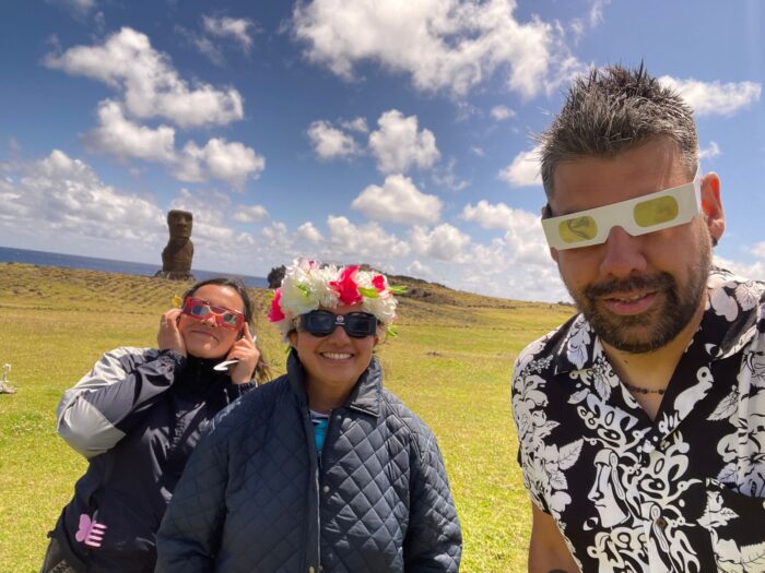 Priscilla Nowajewski, Ann Edmunds y José Gallardo listos para observar el eclipse cerca del Ahu Akapu. Crédito: J. Gallardo - ALMA (ESO/NAOJ/NRAO)