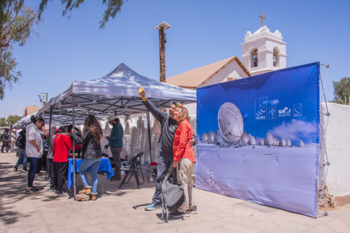 Stand de ALMA en la II Feria de la Ciencia en San Pedro de Atacama. Crédito: ALMA (ESO/NAOJ/NRAO)