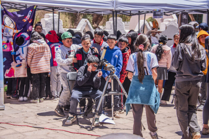 Niñas y niños pudieron observar el sol con un telescopio especial en la plaza de la ciudad. Crédito: ALMA (ESO/NAOJ/NRAO)