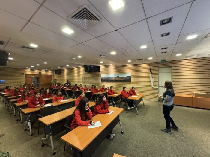 La astrónoma de ALMA, Liza Videla, compartió con las estudiantes del colegio La Maisonnette durante su vista a las oficinas de ALMA en Vitacura. Crédito: N. Lira - ALMA (ESO/NAOJ/NRAO)