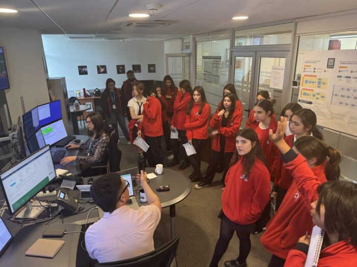 Las alumnas del Colegio La Maisonnette visitaron la Sala de Control Remoto de ALMA. Crédito: N. Lira - ALMA (ESO/NAOJ/NRAO)