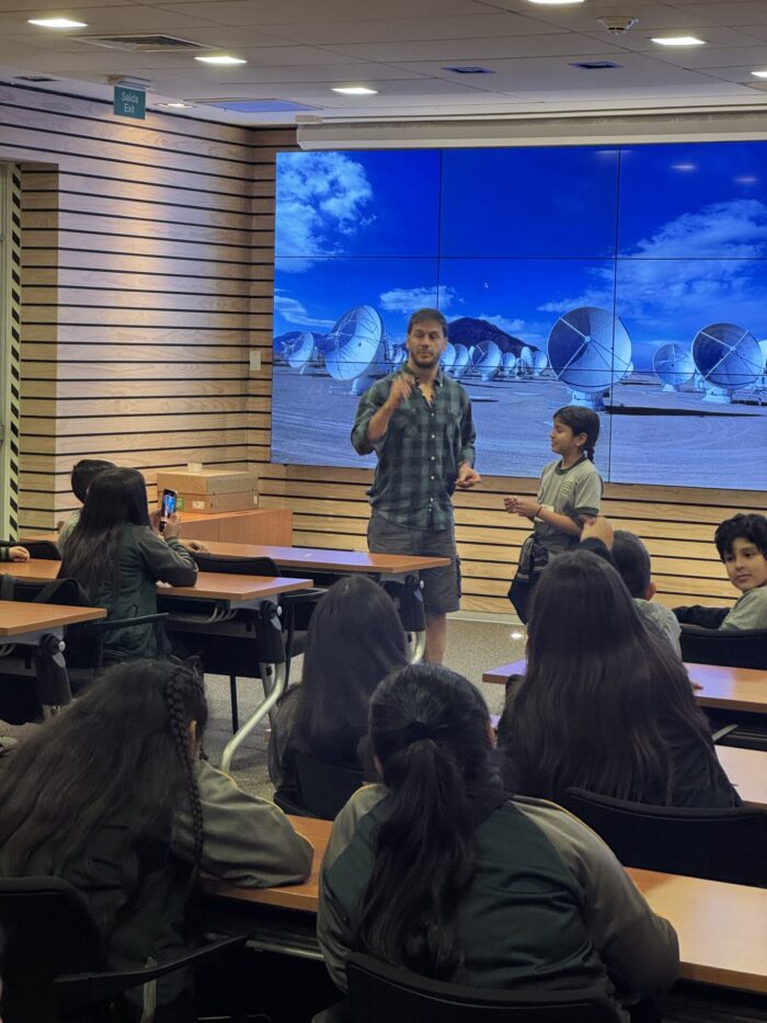 El astronomo de ALMA, Hugo Messias, compartiendo con escolares del colegio Ignacio Serrano de San Bernardo en las oficinas de ALMA en Vitacura. Crédito: N. Lira - ALMA (ESO/NAOJ/NRAO)