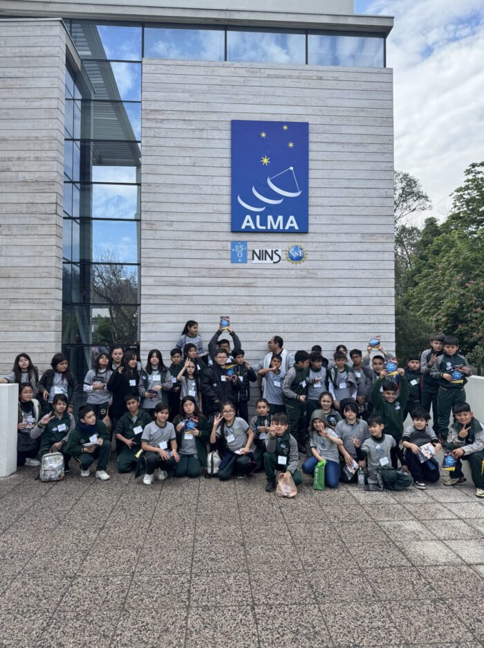 Alumnos del Colegio Ignacio Serrano de San Bernardo visitaron las oficnas de ALMA en Vitacura. Crédito: N. Lira - ALMA (ESO/NAOJ/NRAO)