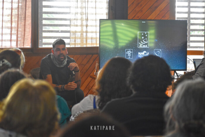 José Gallardo compartiendo con el público del Centro Cultural Katipare. Crédito: Katipare