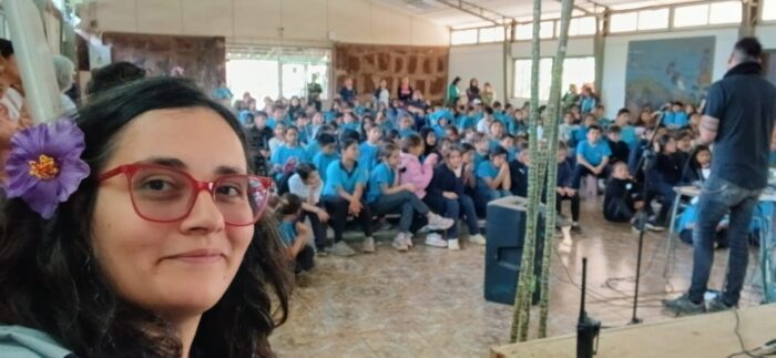 Prsicilla Nowajewski y José Gallardo, astrónomos de ALMA compartiendo con alumnos del Liceo Lorenzo Baeza de Rapa Nui. Crédito: P. Nowajewski - ALMA (ESO(NAOJ/NRAO)