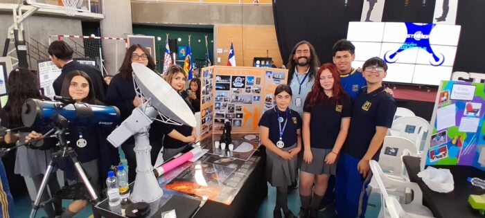 Danilo Vidal, oficial de relaciones públicas de ALMA, acompañado de los visitantes al stand del observatorio. Crédito: ALMA (ESO/NAOJ/NRAO)