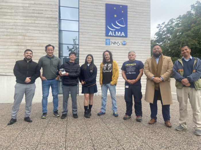 Durante la visita, la delegacion pudo compartir con ingenieros del observatorio. Crédito: ALMA (ESO/NAOJ/NRAO)