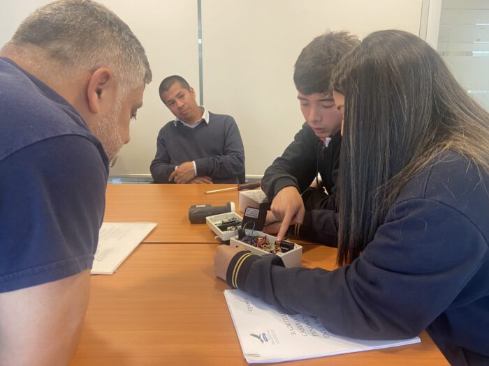 Catalina Mena y Santiago Juan compartiendo con ingeniero de ALMA. Crédito: ALMA (ESO/NAOJ/NRAO)